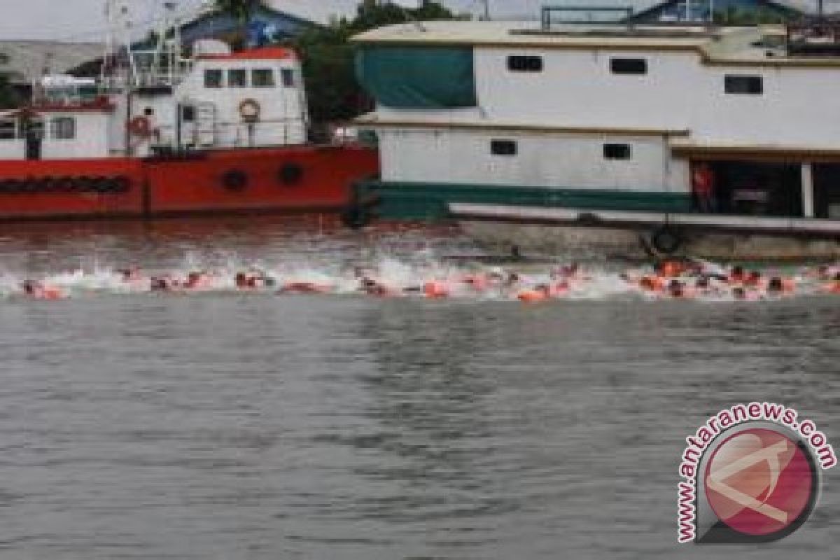 Lomba Renang Seberangi Sungai Meriahkan Festival Mahakam 