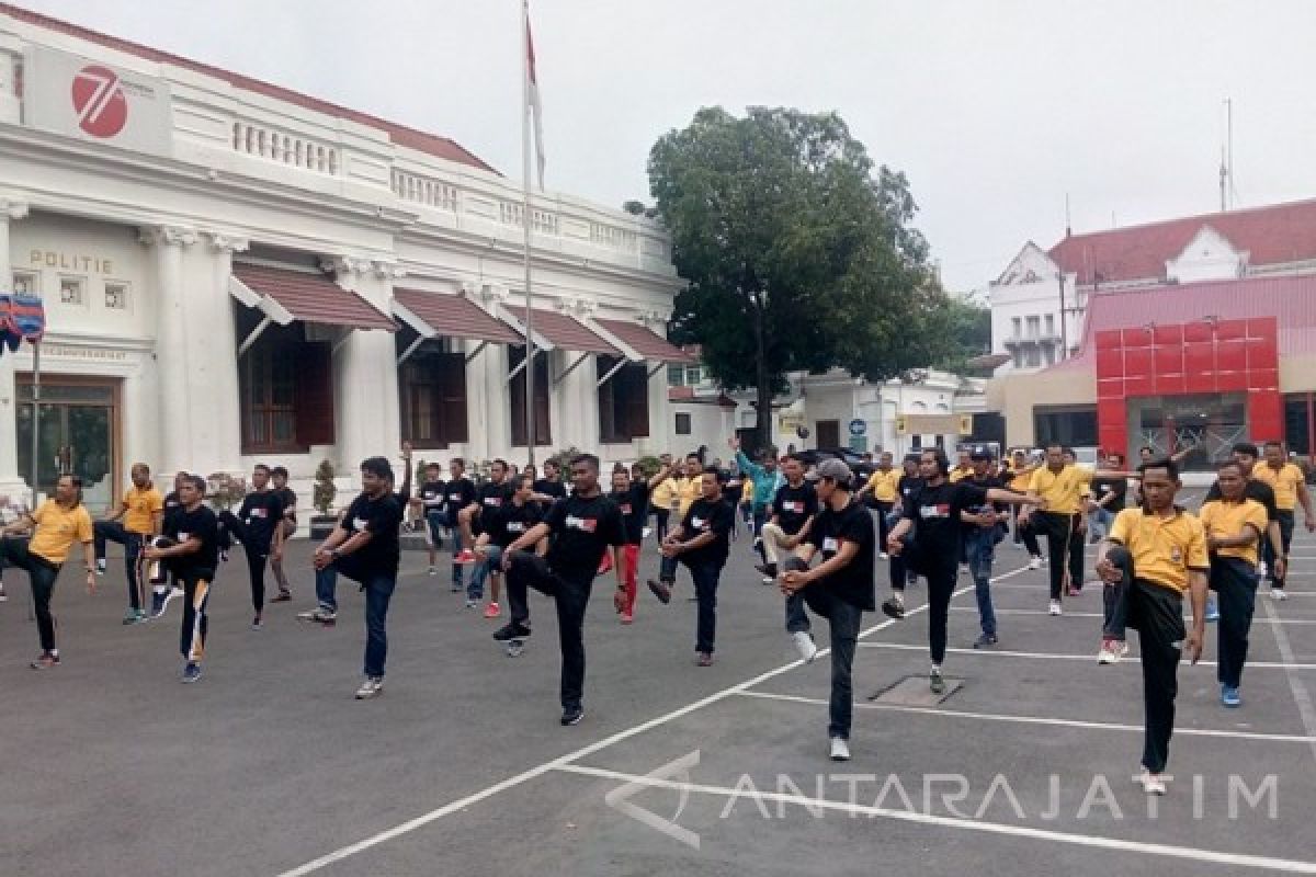 Jurnalis dan Anggota Polrestabes Surabaya Aerobik Bareng 