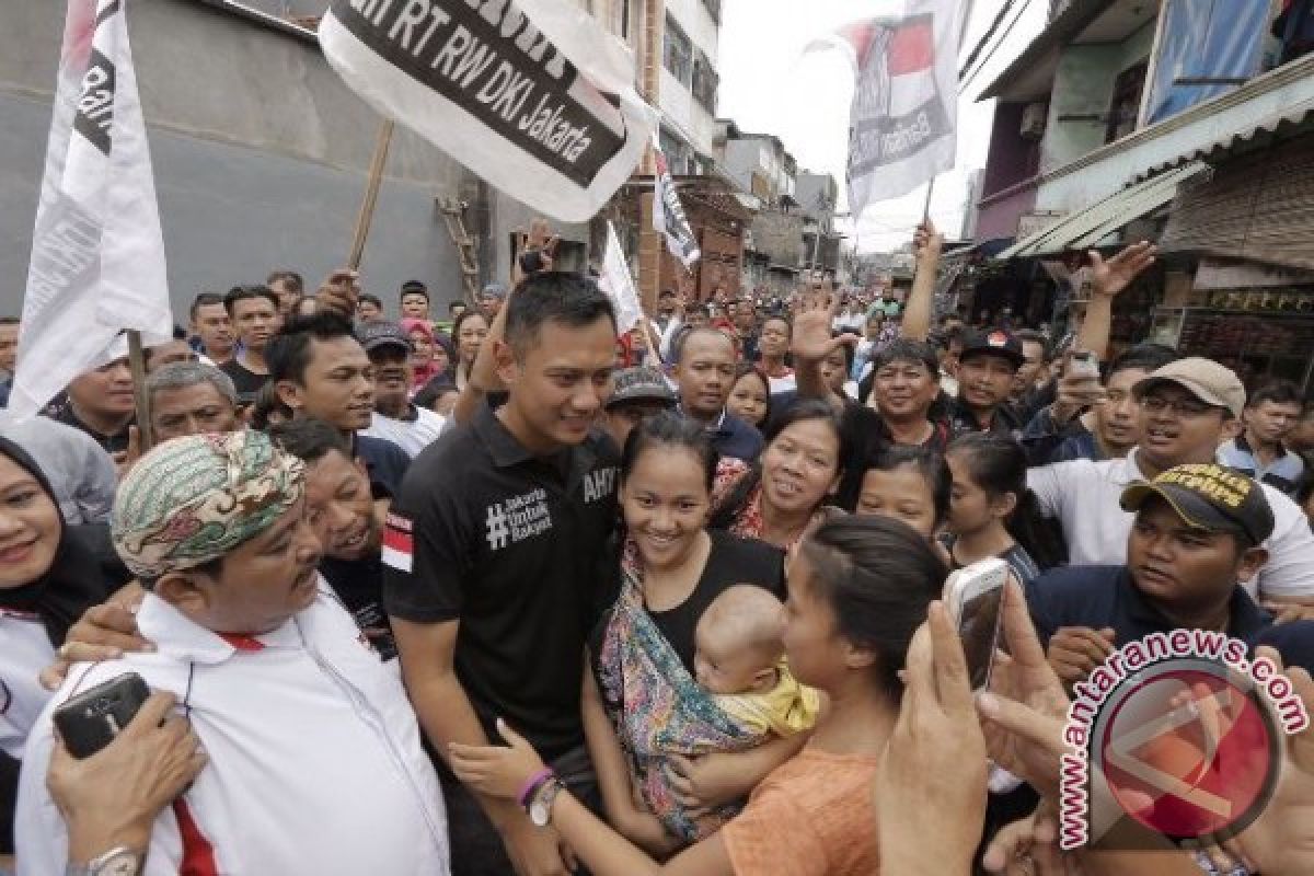 Agus Yudhoyono suka gorengan pinggir jalan