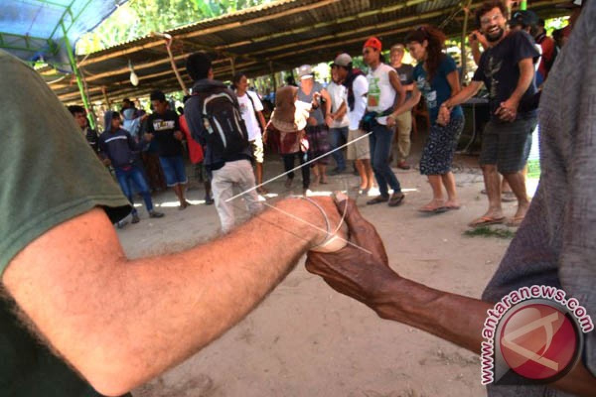 Ribuan orang ikut tari Dero persaudaraan Morowali Utara