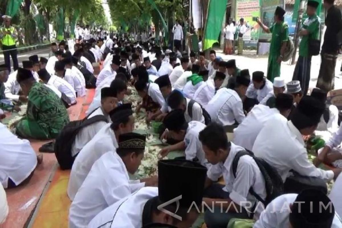 Ribuan Santri Makan Bersama Alas Daun Pisang