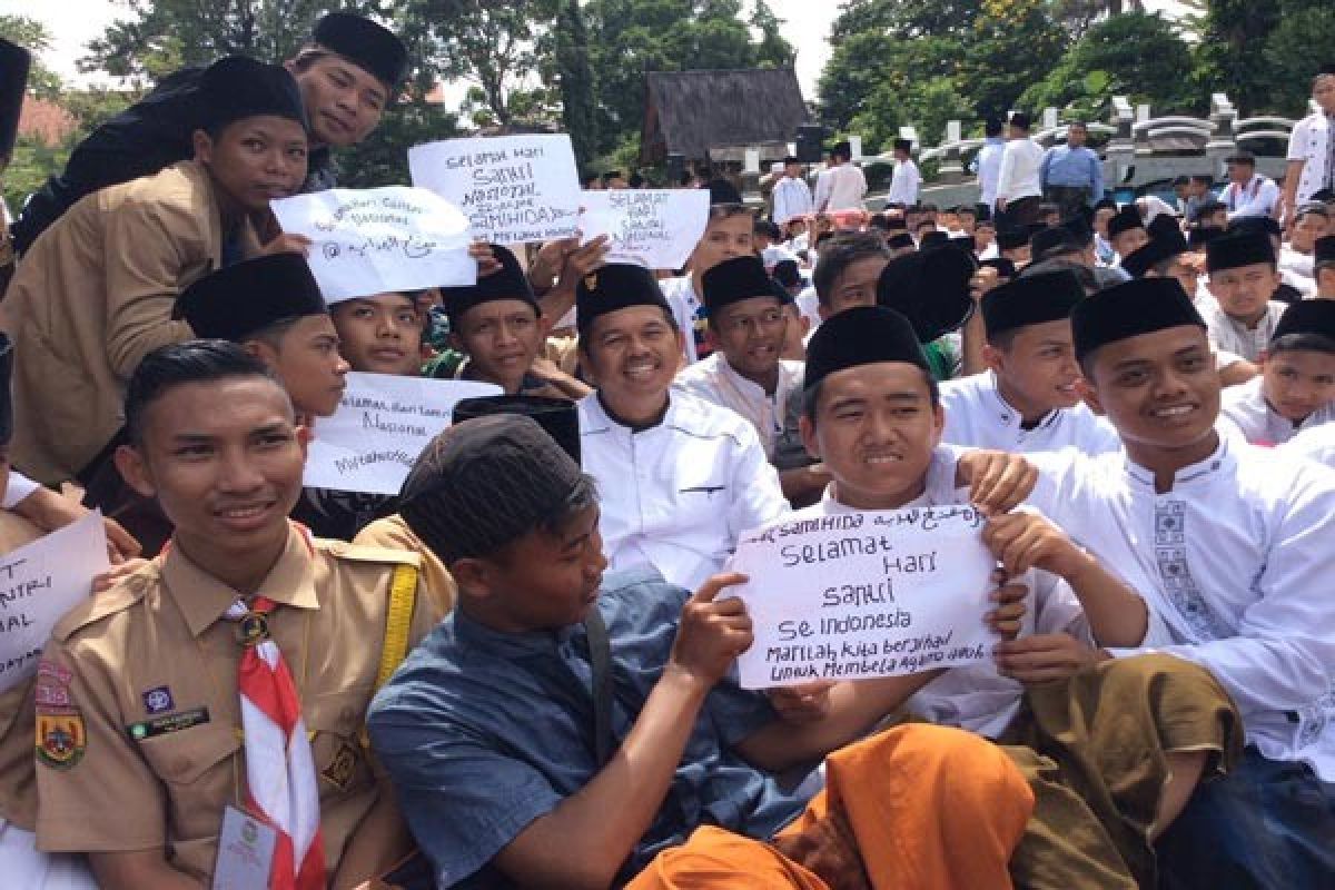 Pemkab Purwakarta Canangkan Kewajiban Pakai Sarung Pelajar-Pegawai