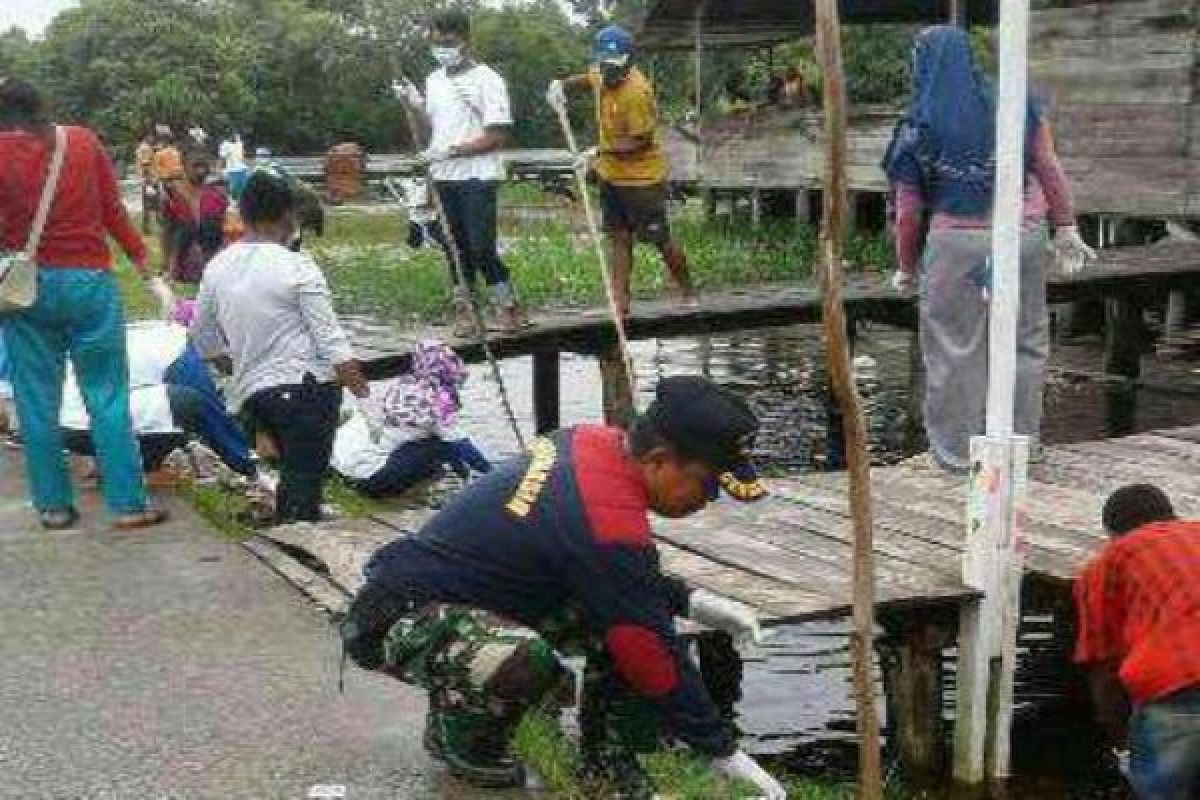 Prajurit TNI bersihkan kompleks pasar tradisional Senggo