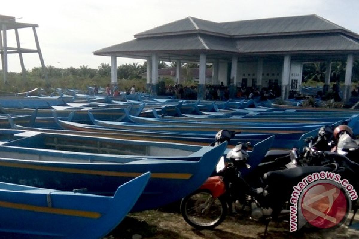 Nelayan Singkil terima bantuan 105 unit sampan