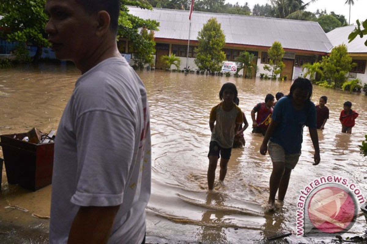 Tanah longsor dan banjir landa Manado
