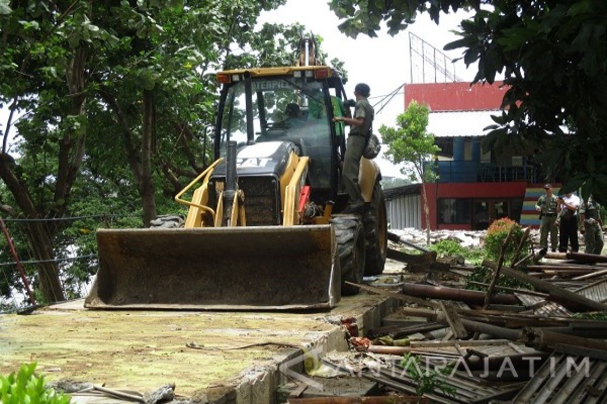 Satpol Kediri Bongkar Bangunan di Bantaran Kali Brantas