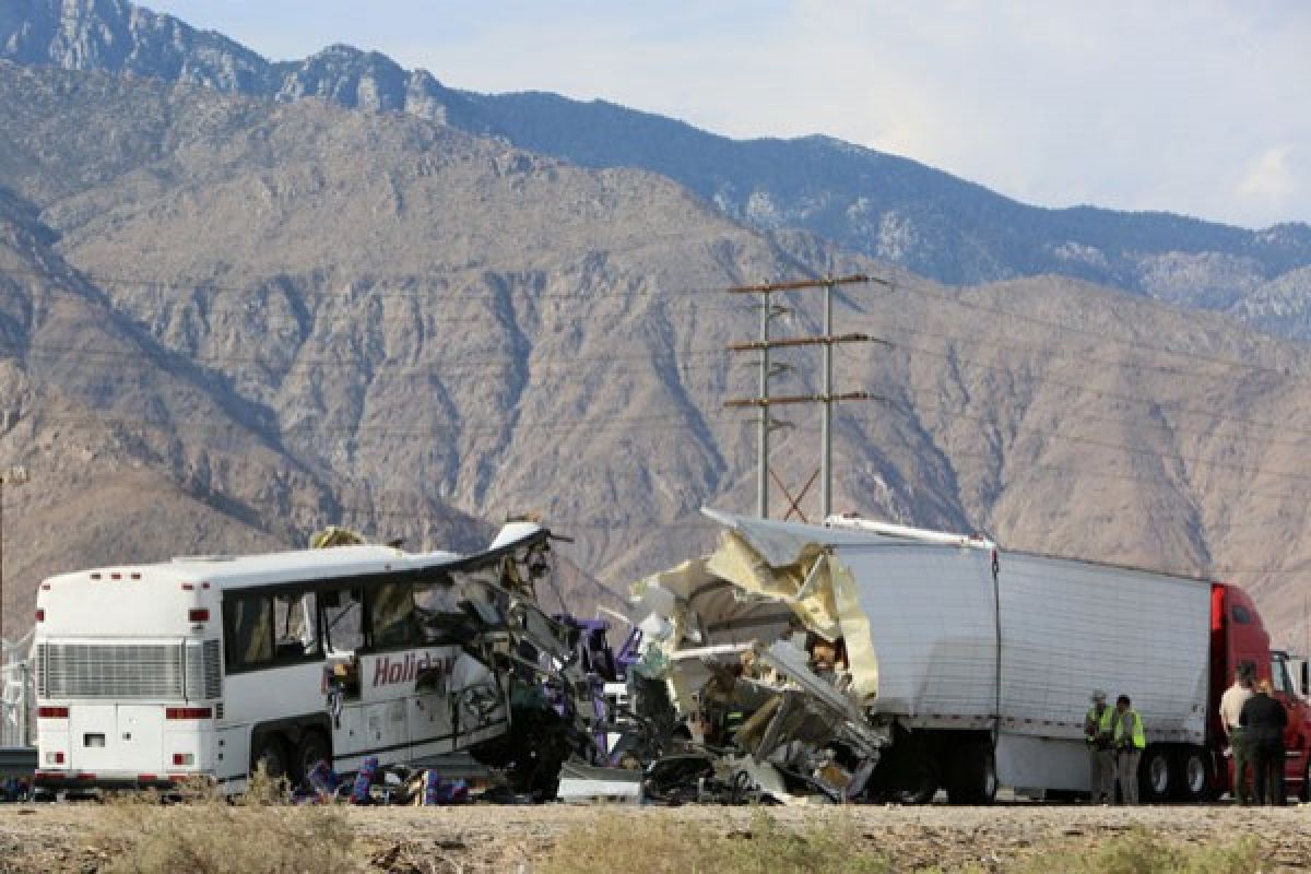 13 tewas, 31 cedera dalam tabrakan bus di Southern California