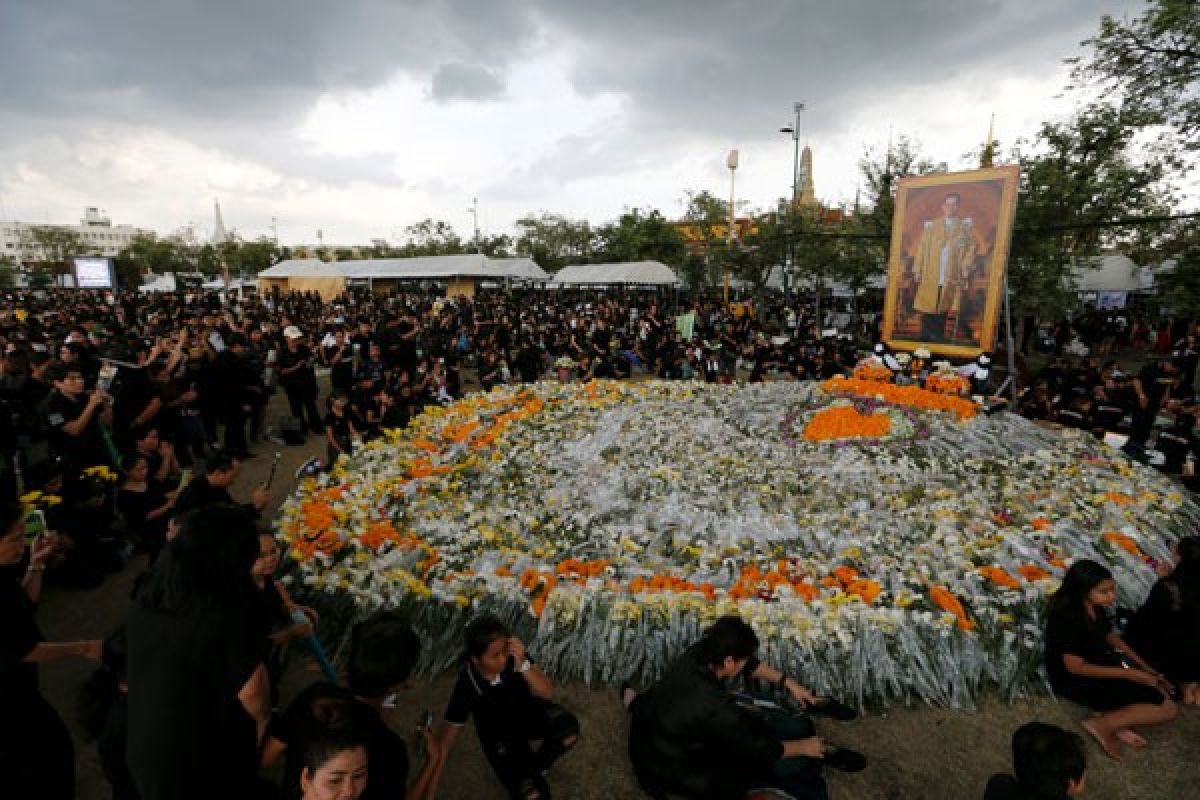 Napi Thailand berbaris bentuk angka sembilan hormati almarhum Raja Bhumibol