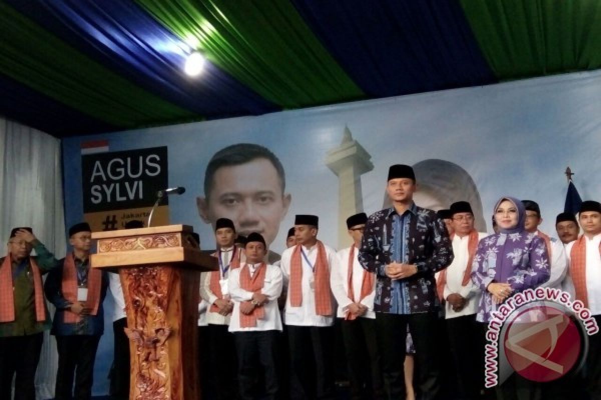 Agus-Sylvi Serasi Pakai Batik Ondel-Ondel