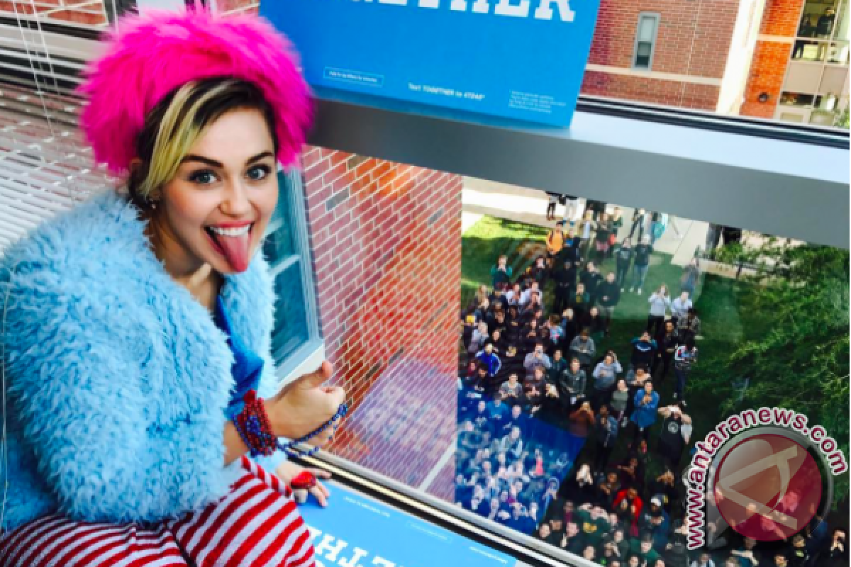  Miley Cyrus dan Katy Perry mulai kampanye untuk Hillary Clinton