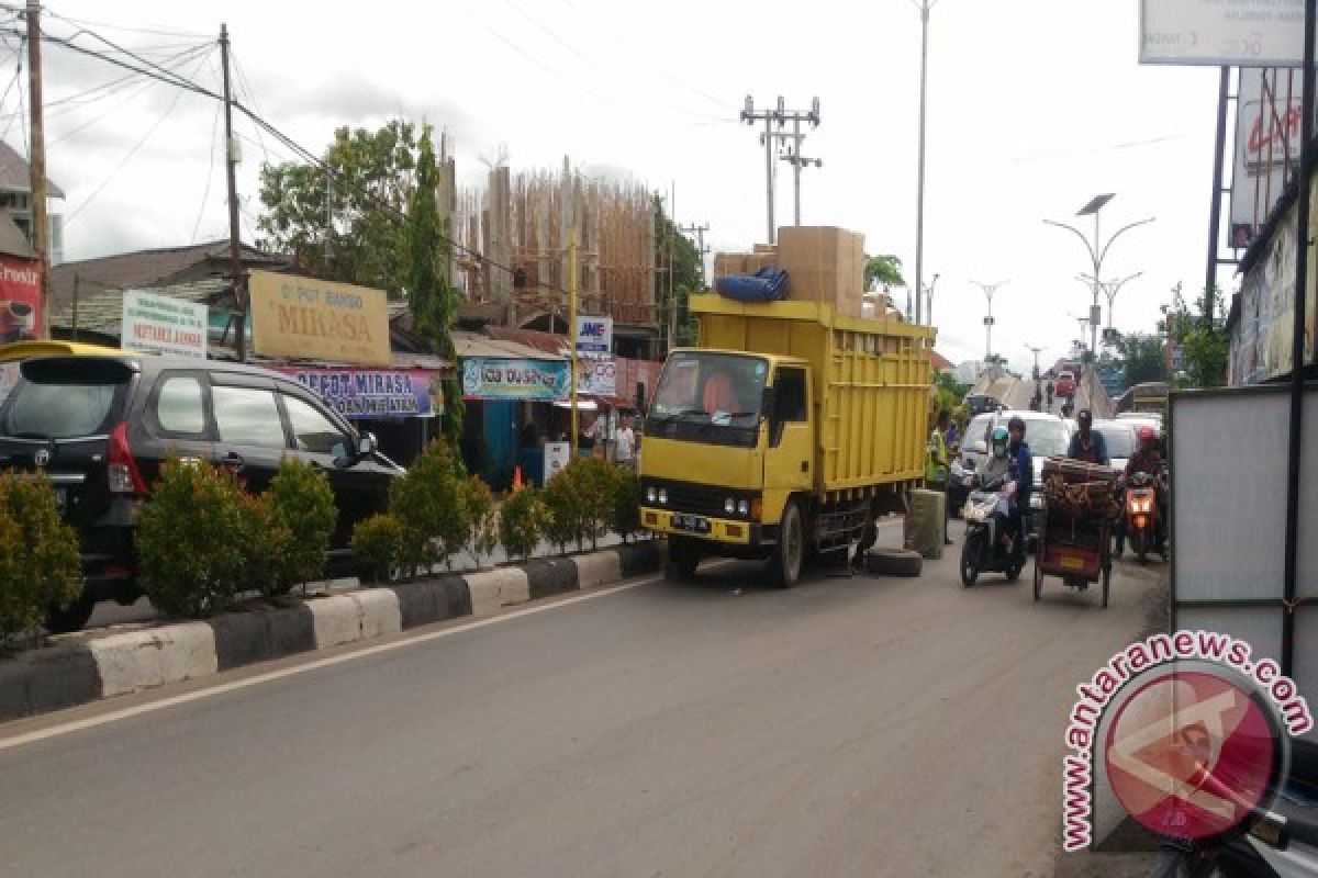 Truk Pecah Ban Macetkan Jalan Antara News Kalimantan Selatan 8549