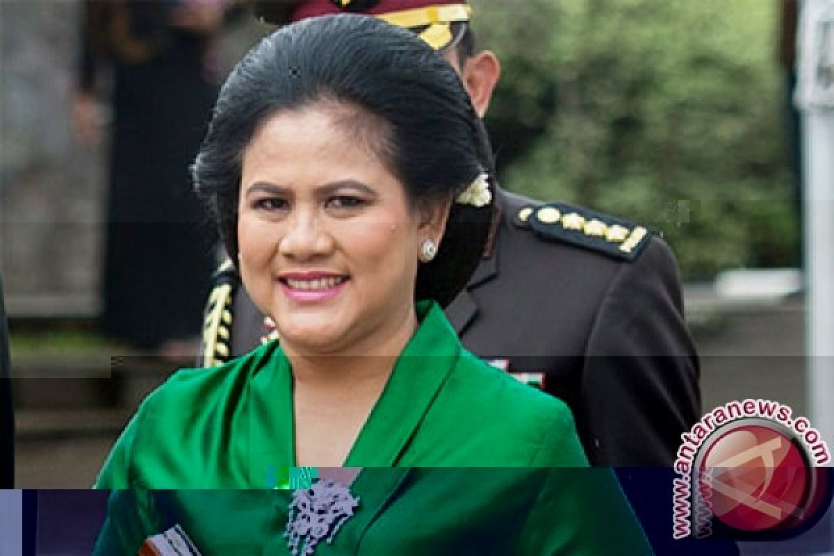 Ibu negara Iriana Jokowi bersama Mufidah Kalla ziarahi makam tiga istri wapres