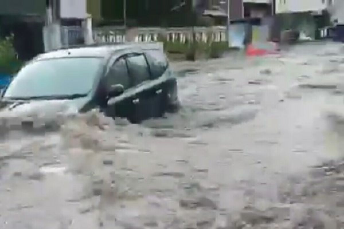 Mobil terseret arus di Pagarsih Bandung belum ditemukan