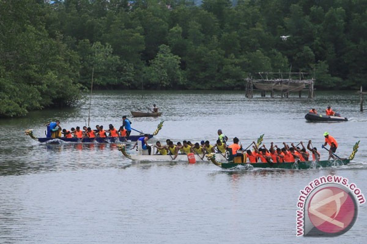 Agam juarai lomba "dragon boat" di Danau Toba