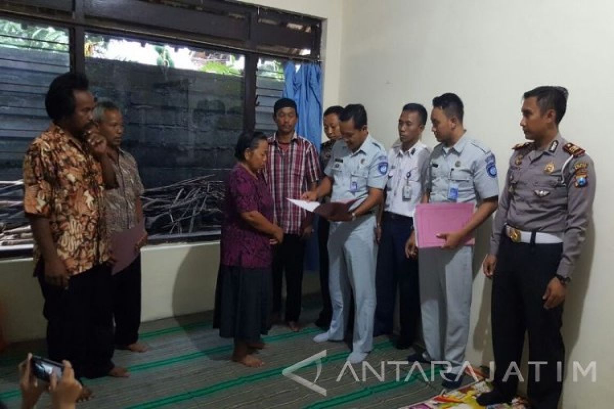 Jasa Raharja Serahkan Santunan Korban Kecelakaan Blitar