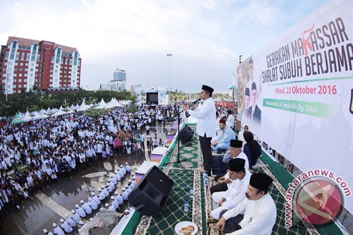 Ribuan santri di gerakan shalat subuh bersama 