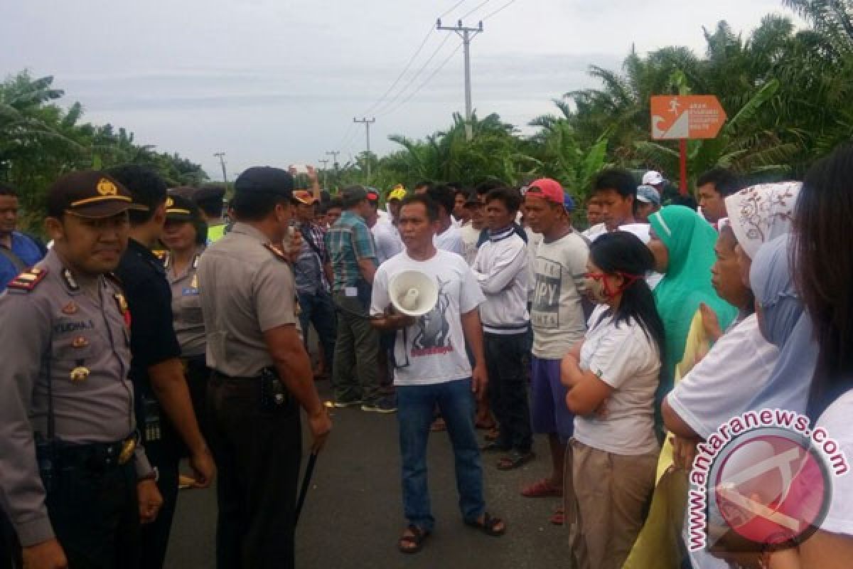 Warga berunjukrasa di lokasi PLTU Batubara