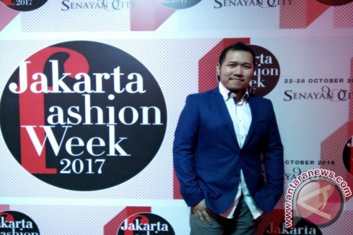 Raymond Leonard pamerkan adibusana di JFW 2017