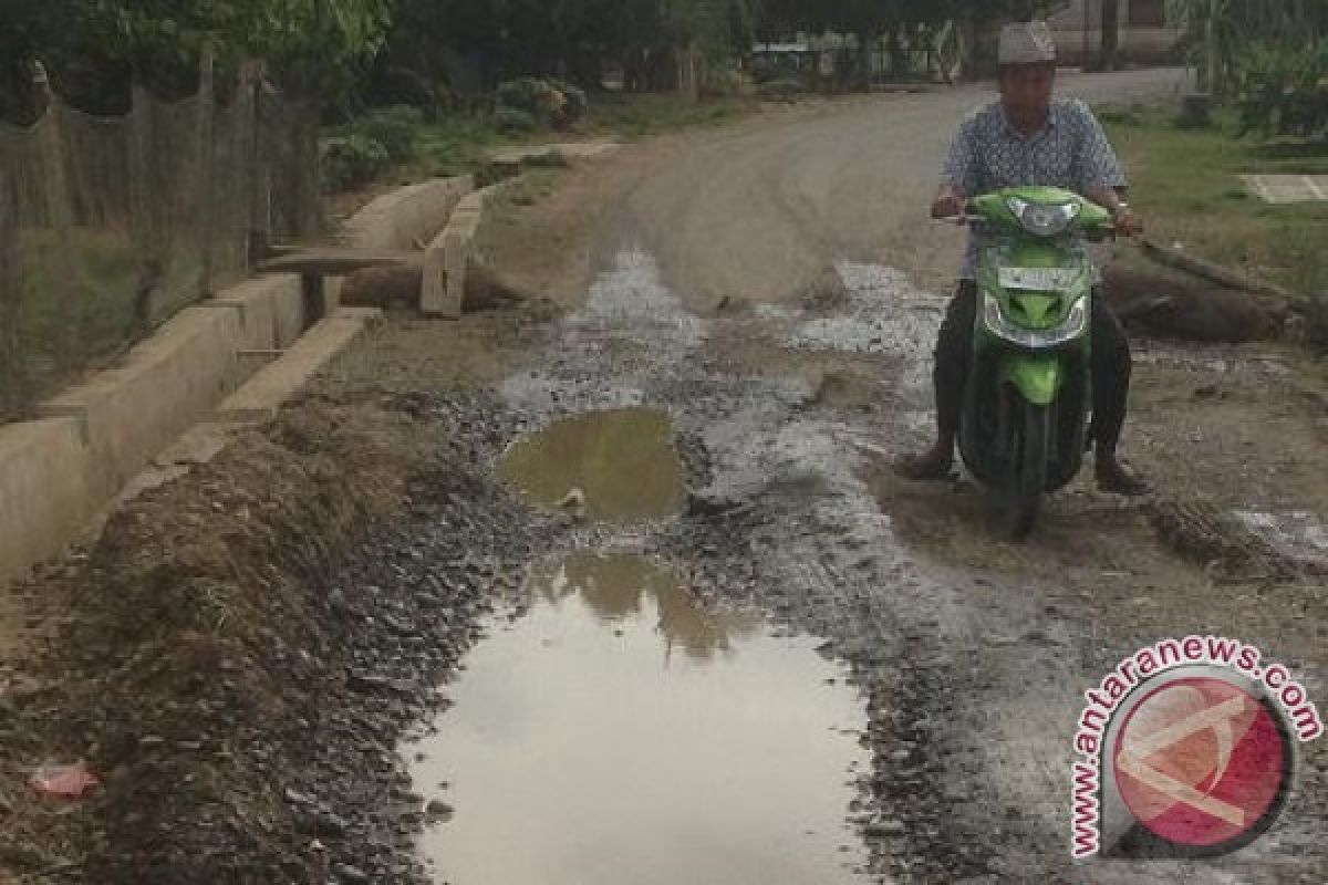 Masyarakat Keluhkan Buruknya Akses Jalan Mapattunggul Selatan