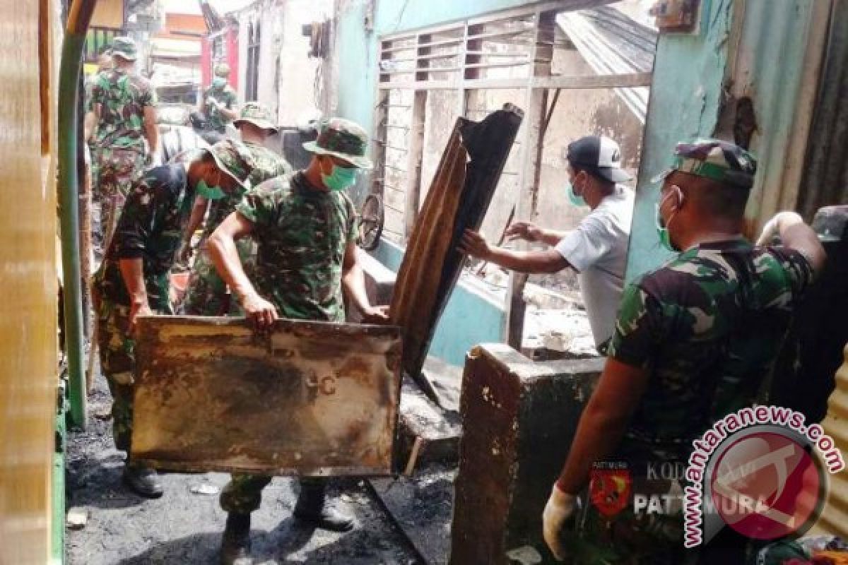 Kebakaran Landa Kawasan Padat Penduduk di Ambon