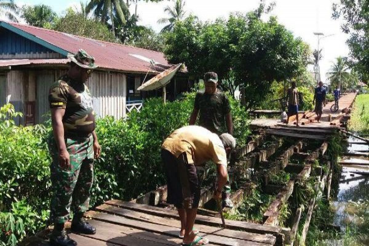 Prajurit TNI perbaiki jalan kampung di Asmat