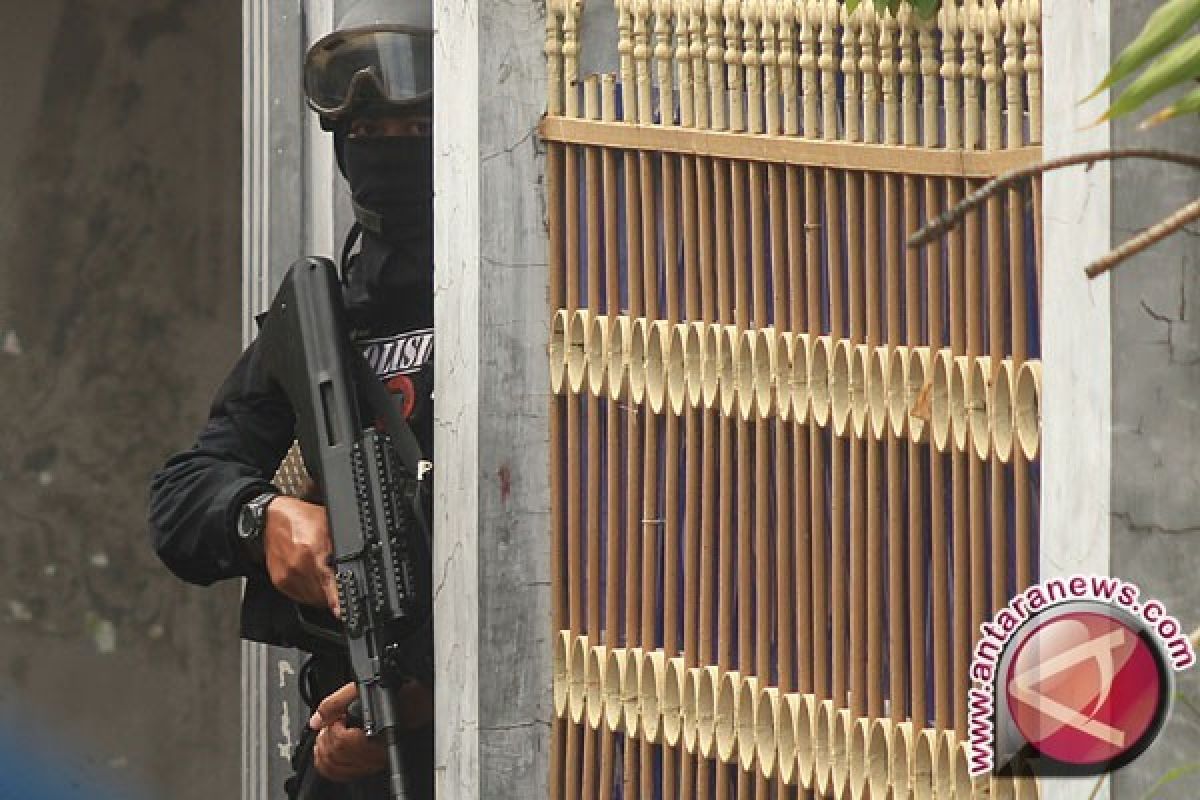 Polisi gerebek rumah terduga teroris di Magetan