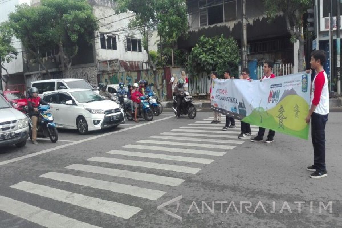 Siswa Smamda Surabaya Ajak Masyarakat Hemat Listrik