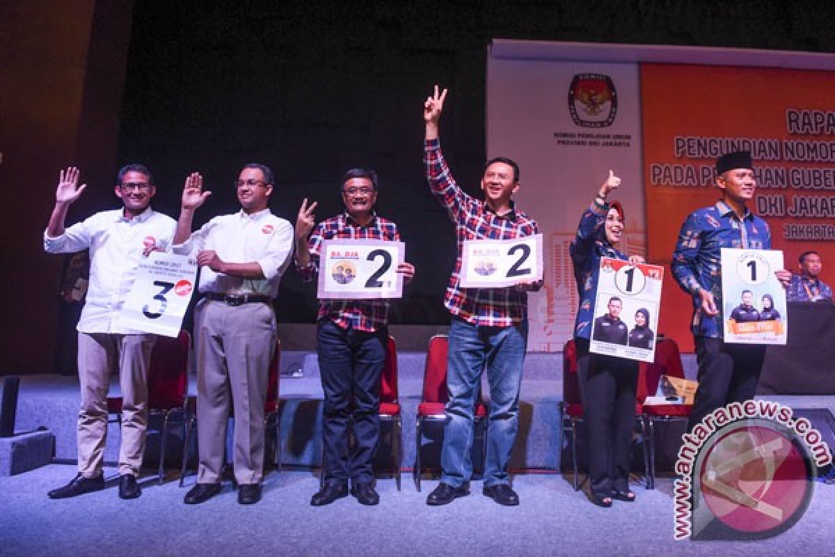 Three pairs of Jakarta gubernatorial candidates sign peace declaration inscription