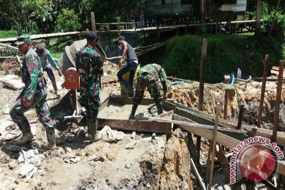 Prajurit Koramil Teminabuan bantu bangun jembatan penghubung kampung