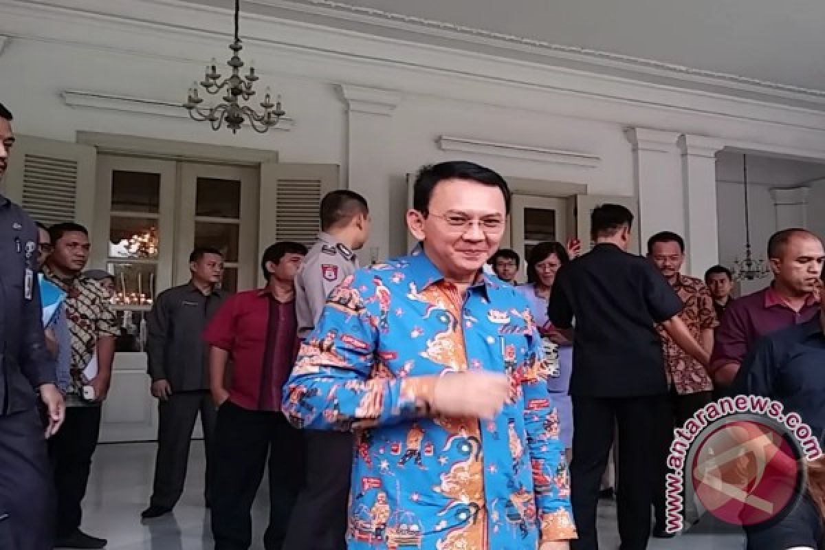 Batik biru temani Ahok di hari terakhir sebelum cuti