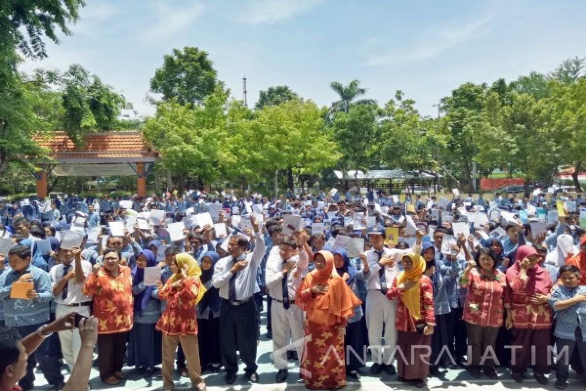 Ribuan Siswa SMPN 19 Menulis Buku Serempak