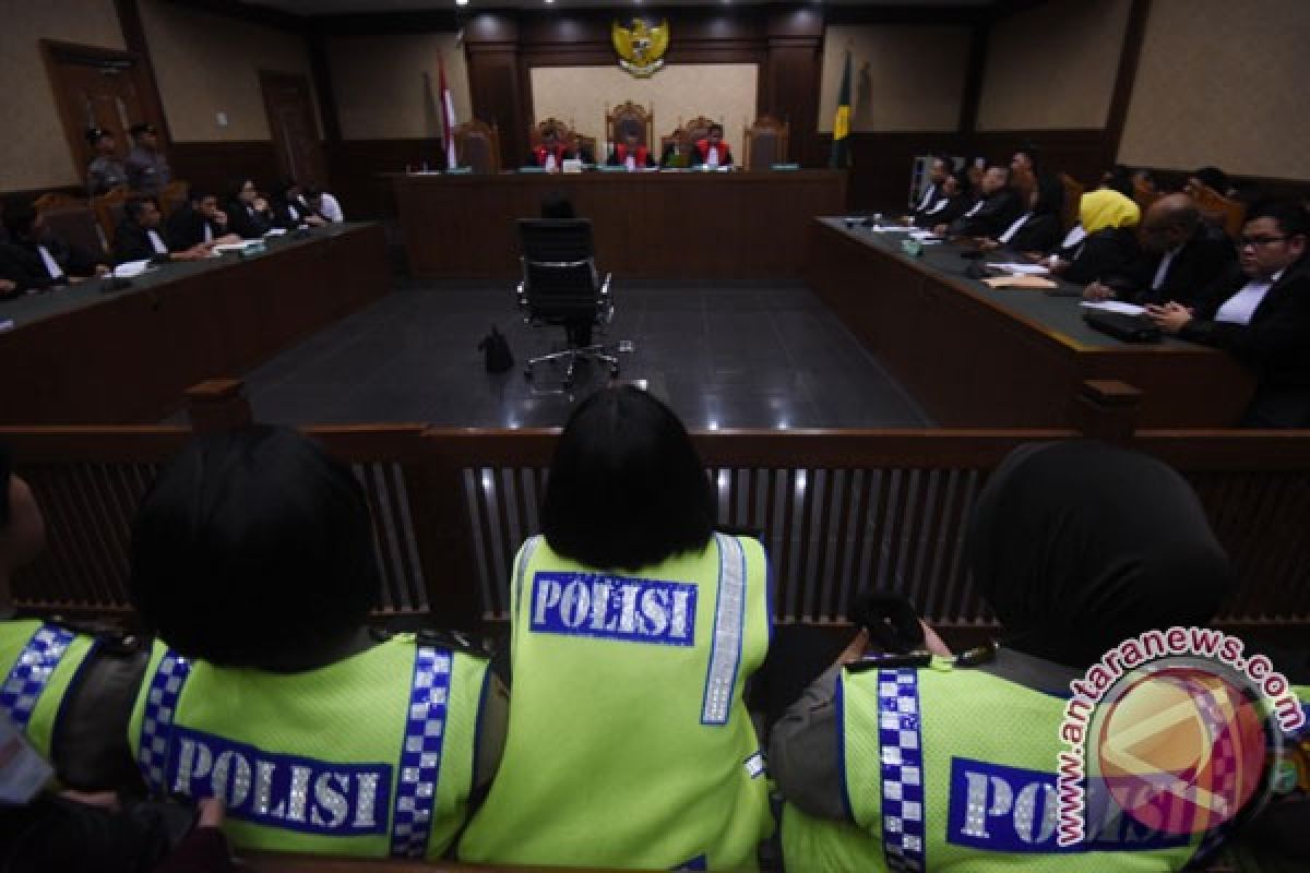 Pegawai perusahaan ayah Mirna saksikan sidang Jessica