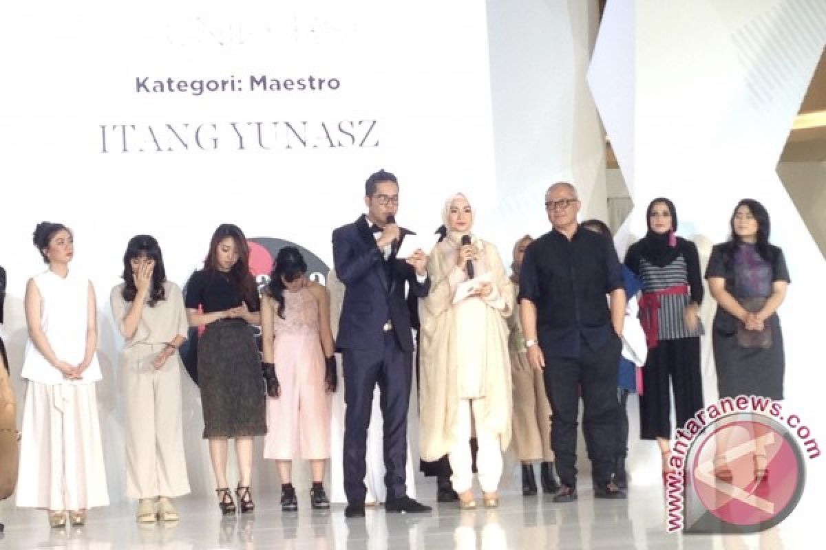 Itang Yunasz, Ahyar dan Restu raih Wardah Fashion Designer Award 2016