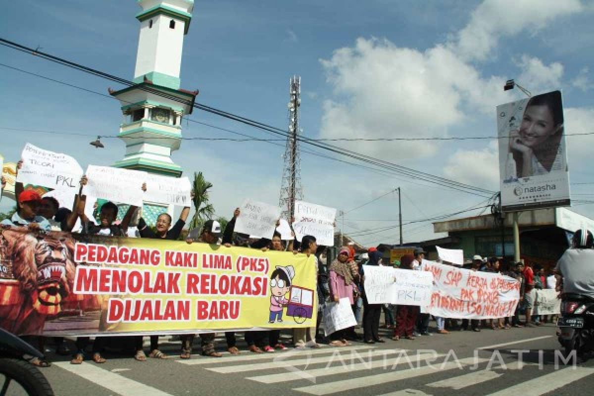 Ratusan PKL Ponorogo Demo Tolak Relokasi