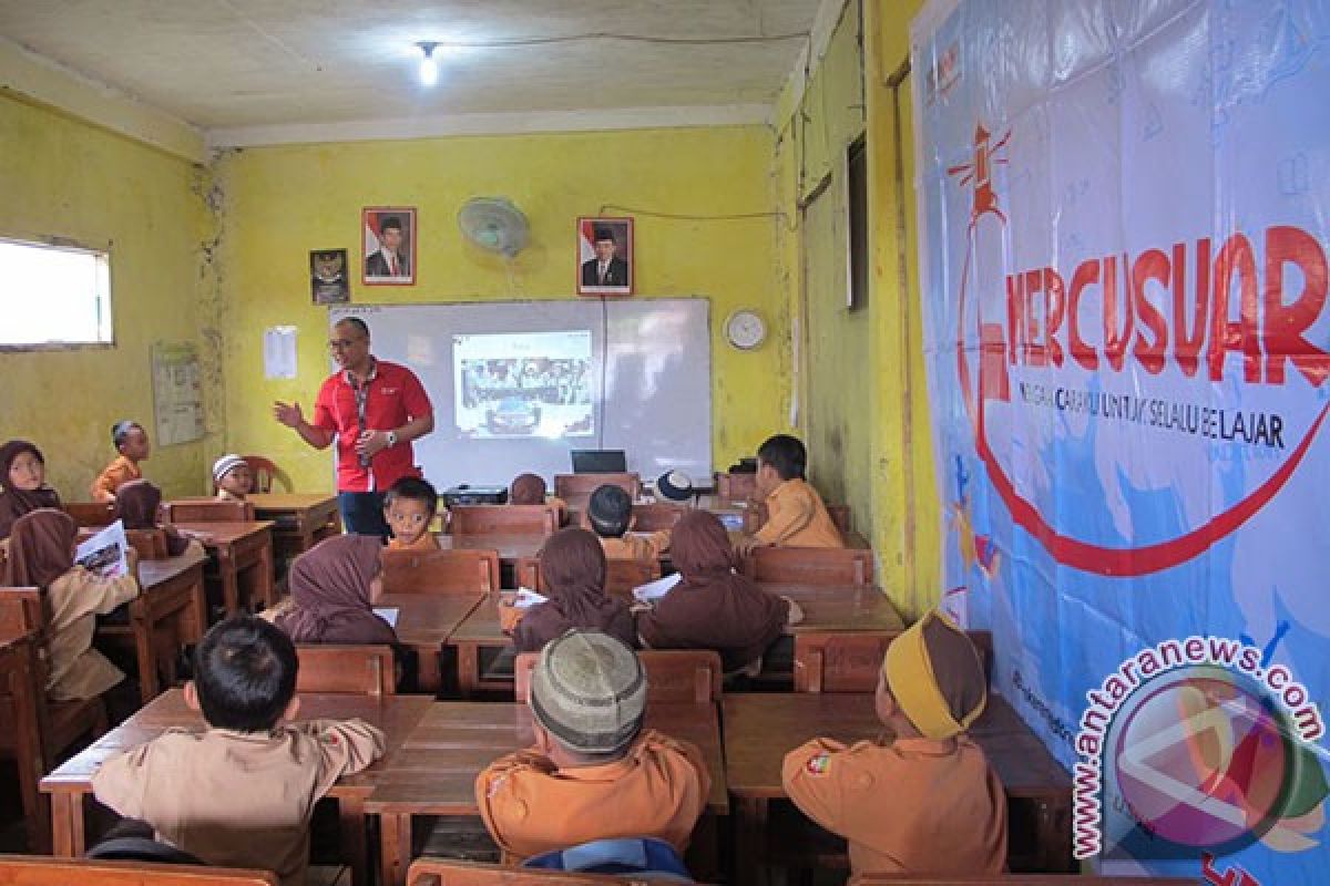 Tim mercusuar telkomsel sambangi sekolah di Palembang