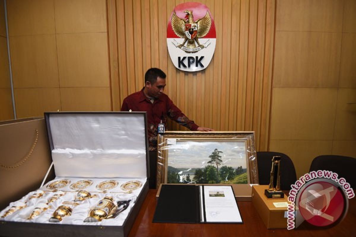 Jokowi reports gifts  from Russian company to Corruption Eradication Commission