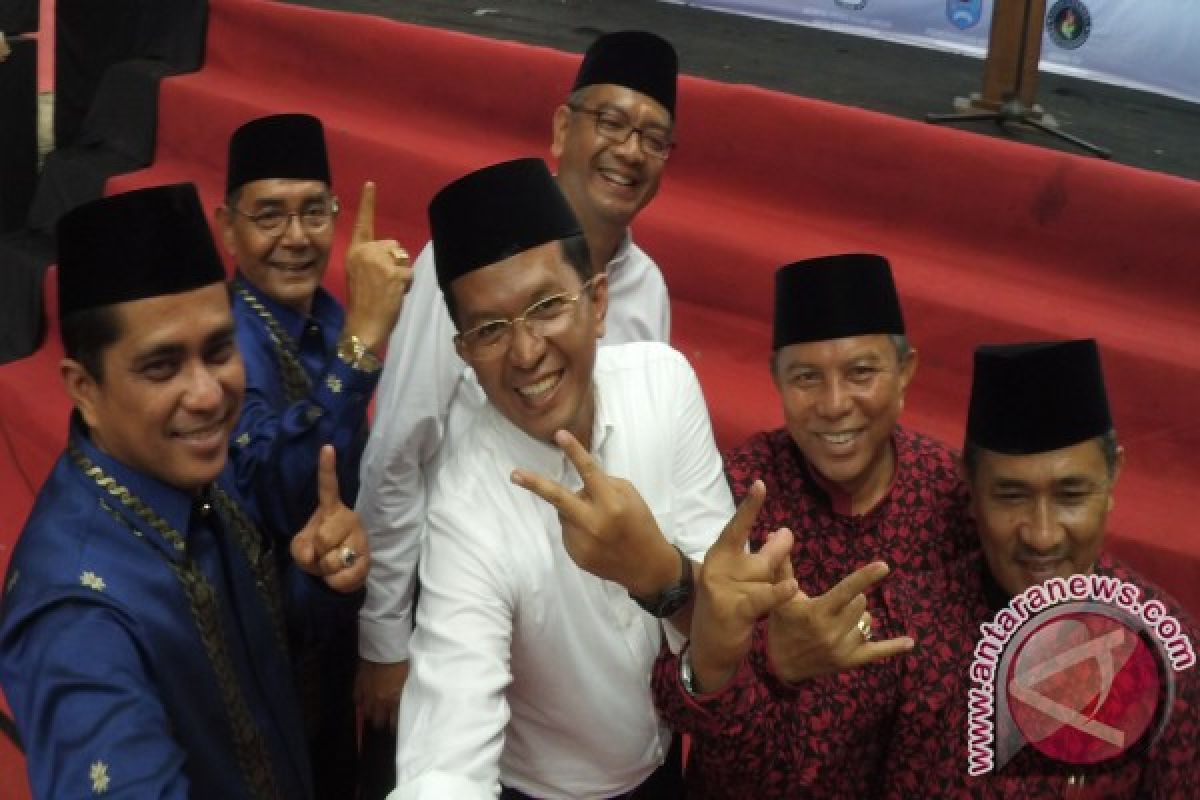 Pilkada, PNS hati-hati berpose pada masa kampanye