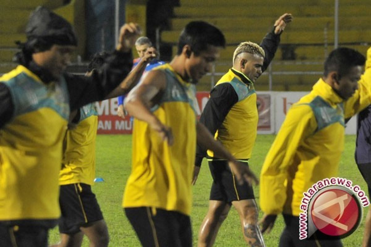 Arema Cronus akhiri rekor kemenangan kandang Semen Padang