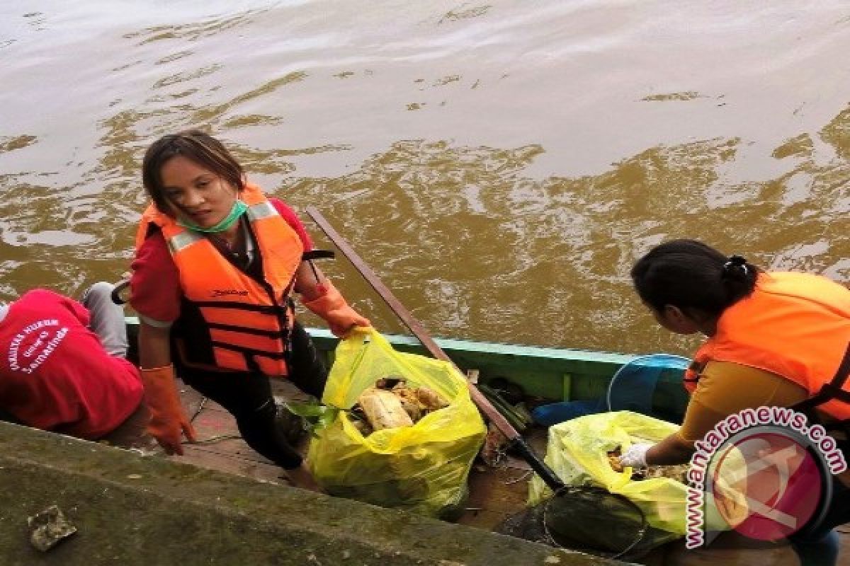 Mahasiswa Untag Bersihkan Sampah Sungai 