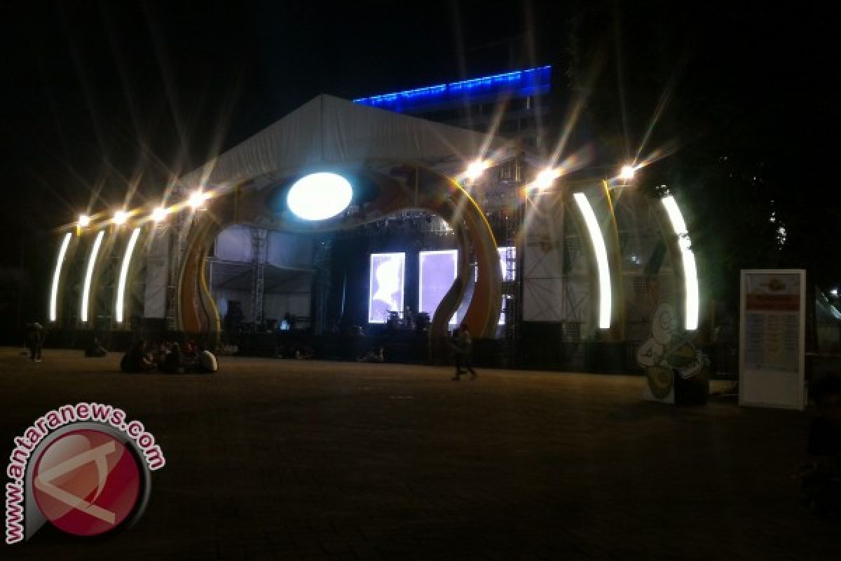 Dynamic Stage-Lake Stage, dua panggung yang "saling bunuh"