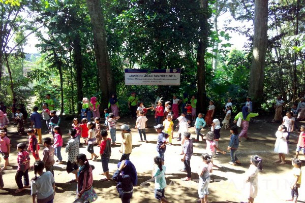 Jambore Anak Tanoker Awali Festival Egrang VII