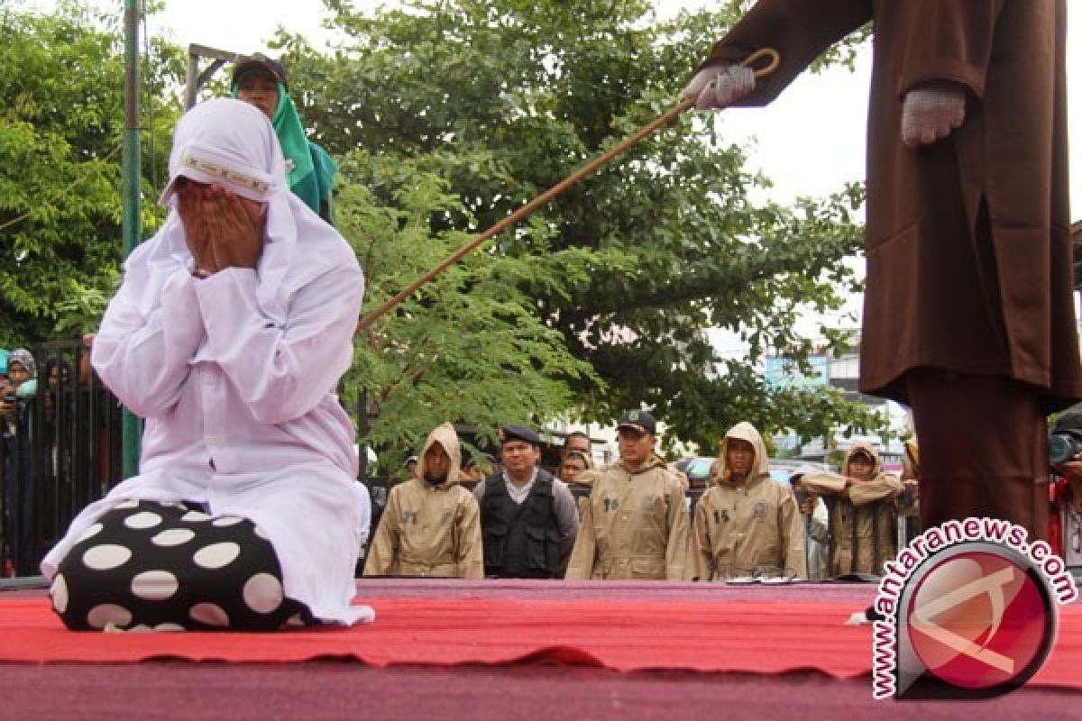 12 Pelanggar Syariat Islam Dihukum Cambuk