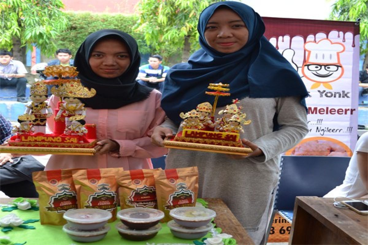 Mahasiswa Darmajaya Kembangkan Kerajinan Tangan Boneka Flanel 