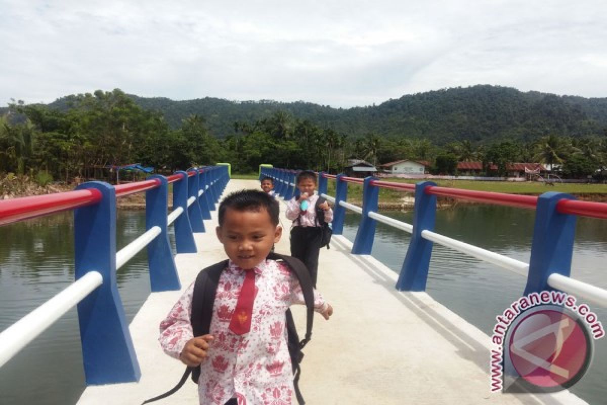 Warga Linggo Sari Baganti Butuh Jembatan Penghubung