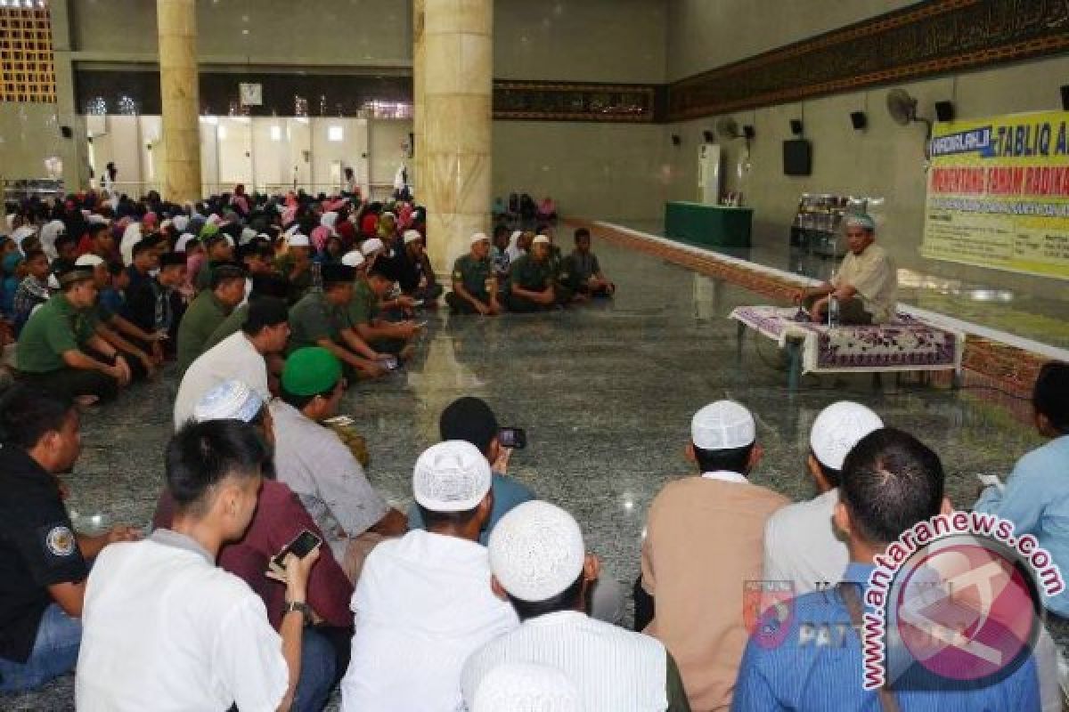 Personel Kodam XVI/Pattimura Hadiri Tabliq Akbar