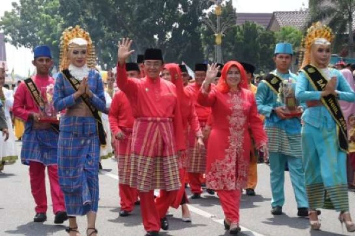 Bupati Inhil Pimpin Pawai Taaruf MTQ Ke XXXV Tingkat Provinsi Riau