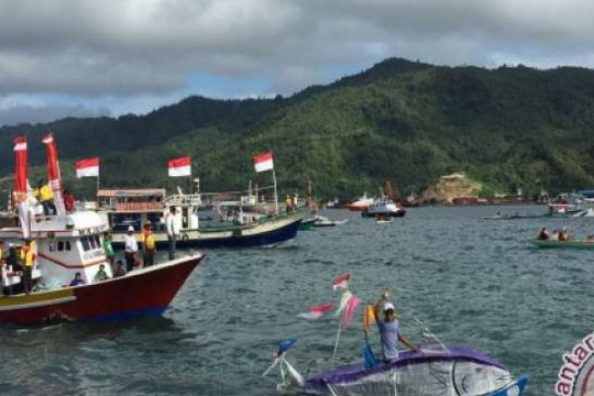 Festival Pesona Selat Lembeh Dimeriahkan Ratusan Perahu Hias