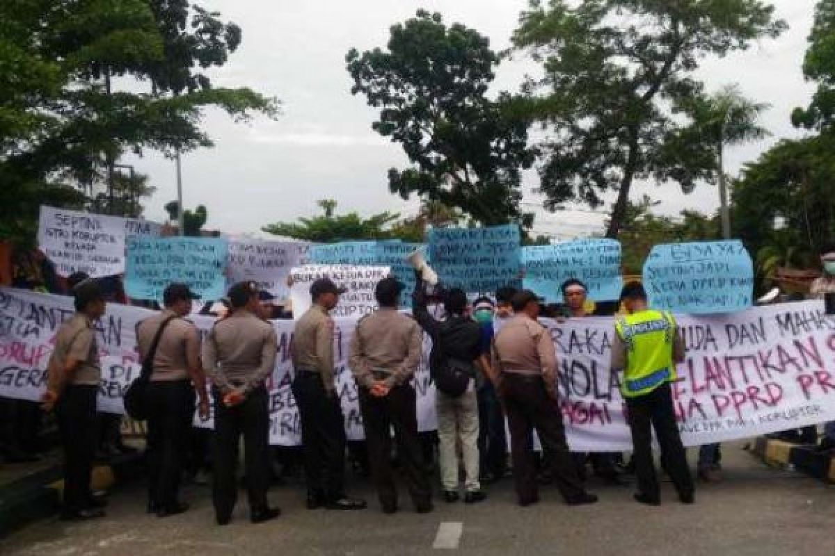 Pelantikan Septina Sebagai Ketua DPRD Riau Didemo Pemuda dan Mahasiswa