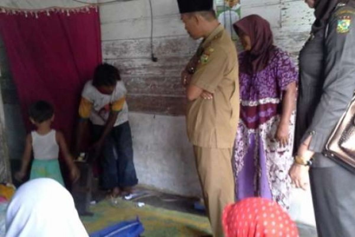 Kepala Puskesmas dan Kades Jenguk Warga Gizi Buruk