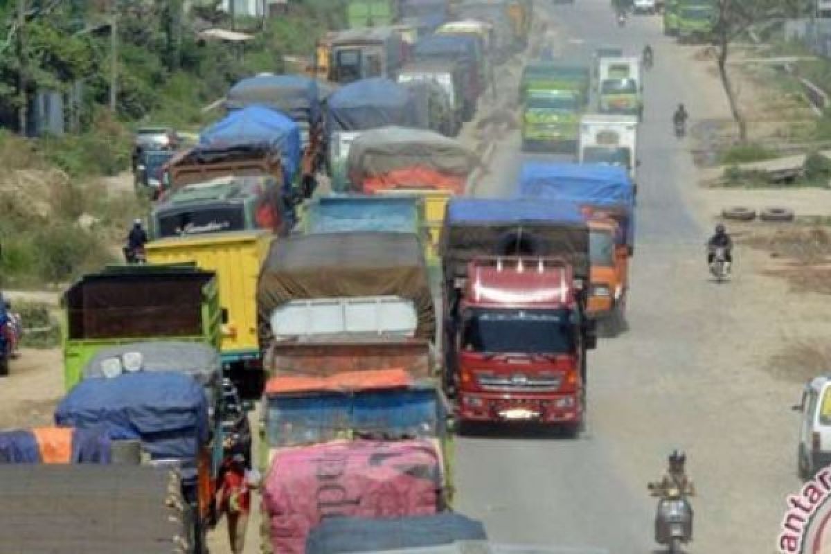   Jembatan Rusak,  Ratusan Kendaraan Terjebak di Jalan Lintas Timur Sumatera